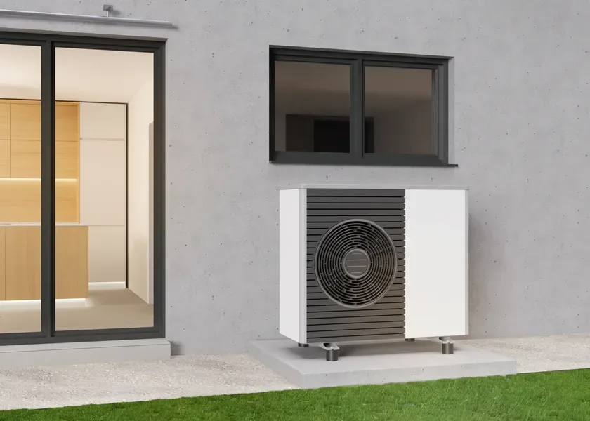 Bomba de calor de aerotermia instalada en la fachada de una vivienda moderna en Pamplona