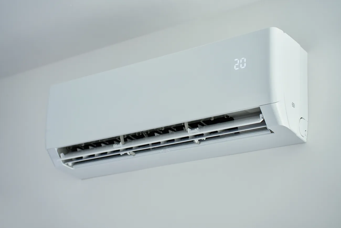 Unidad interior de un sistema de aerotermia instalado en la pared de una vivienda