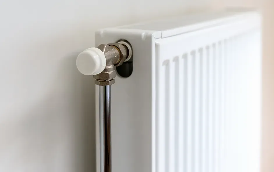 Radiador de calefacción con válvula termostática en una vivienda de Pamplona