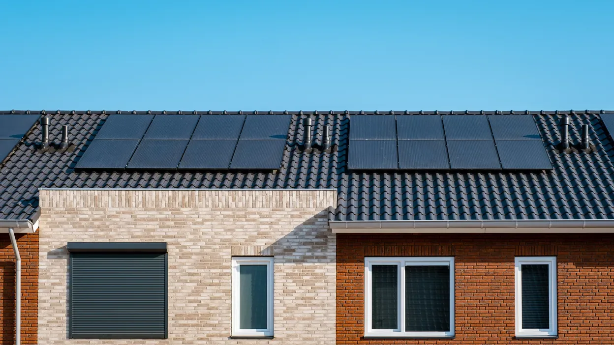 Placas solares fotovoltaicas instaladas en el tejado de una vivienda en Pamplona