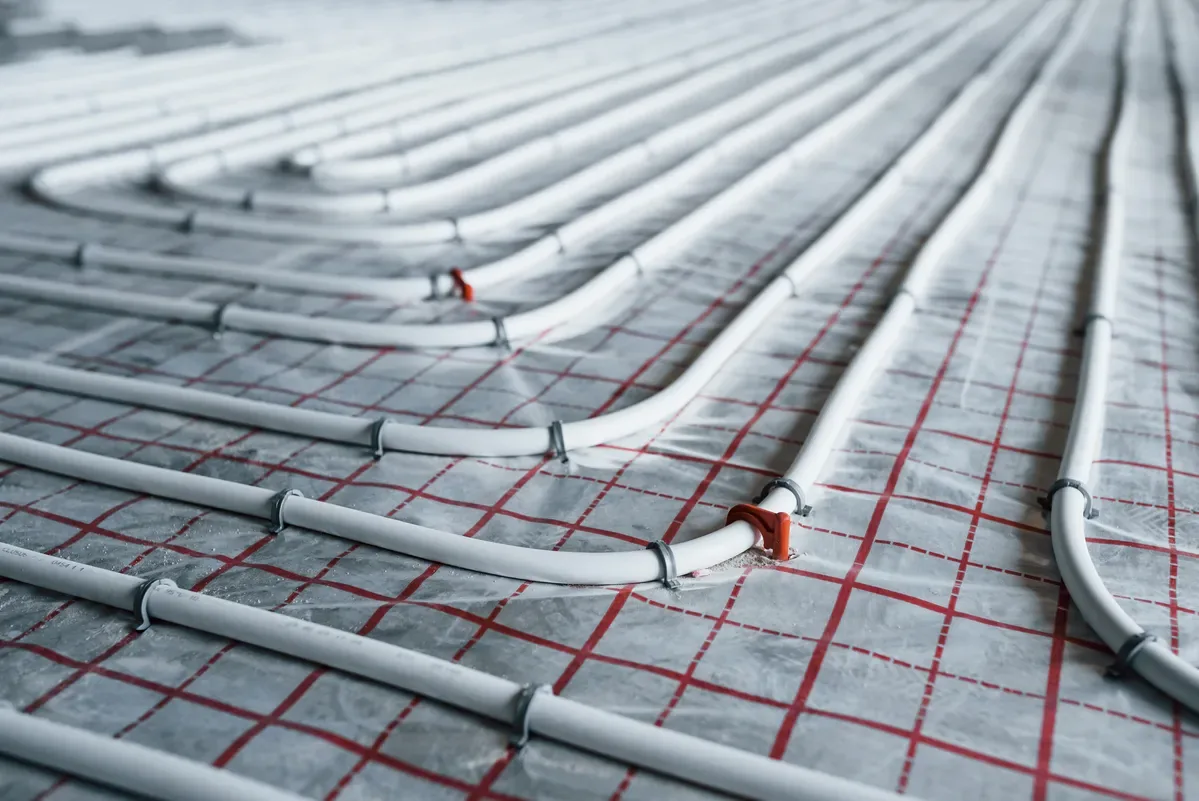 Instalación de suelo radiante con tubos sobre panel aislante en una vivienda de Pamplona